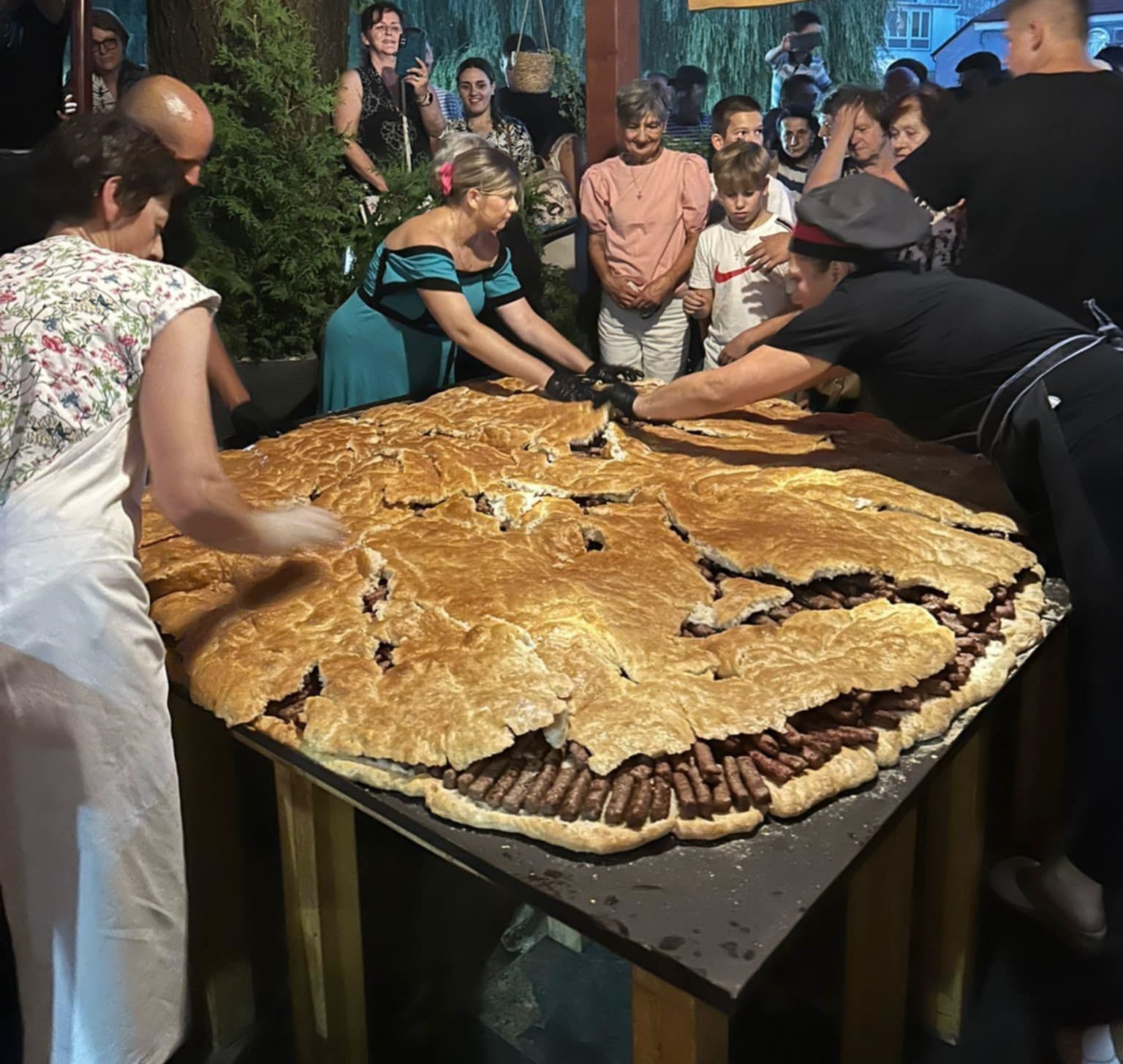 Ukupno nas je osam radilo na pripremi ove porcije, šest roštiljdžija i dvije pomoćnice, a potrošili smo 67 kilograma mesa, kazao je Rubić