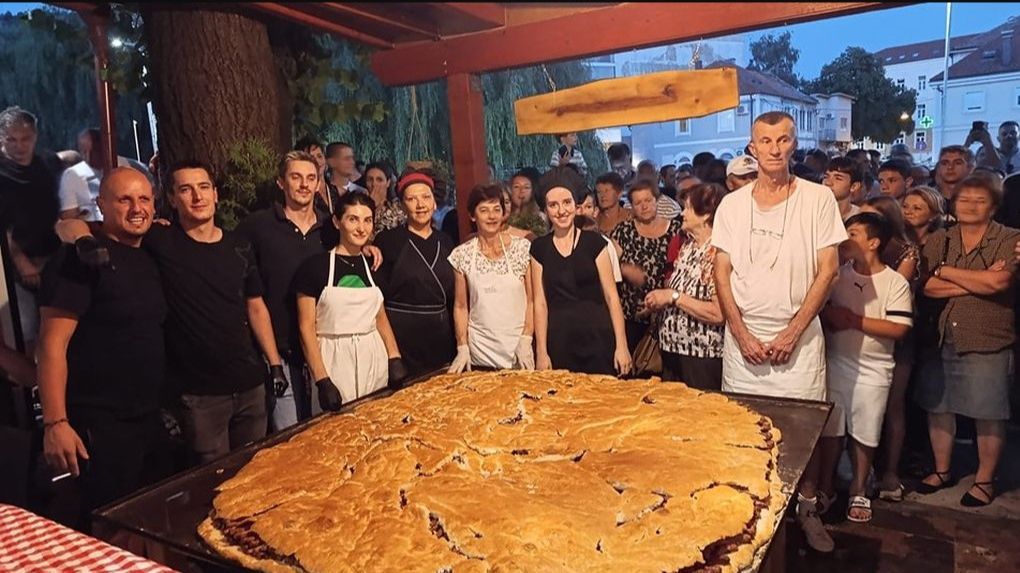 Ukupno nas je osam radilo na pripremi ove porcije, šest roštiljdžija i dvije pomoćnice, a potrošili smo 67 kilograma mesa, kazao je Rubić