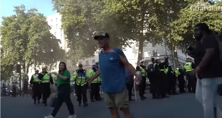 Mržnja prema muslimanima eskalirala: Demonstranti napravili haos u Londonu, napali džamiju