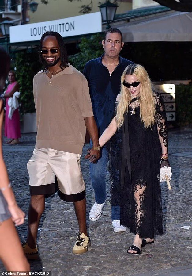 Madonna u Italiji odmara s novim dečkom: Nogometaš je 37 godina mlađi od pjevačice
