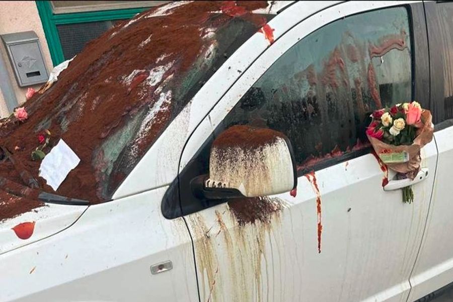 U komentarima ispod fotografije se moglo naći brojne izraze podrške onima koji su auto na ovakav način zaprljali, ali i one koji osuđuju prljanje automobila.