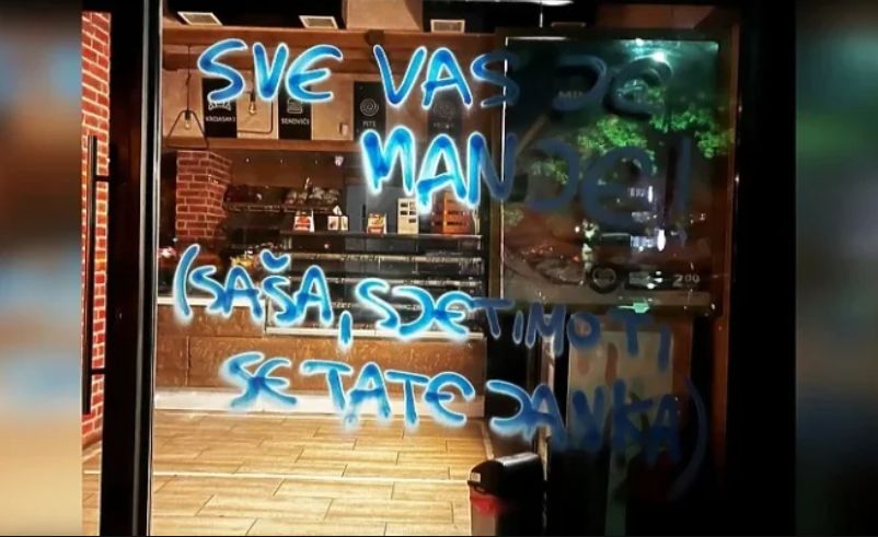 Izlozi nekoliko pekara Manja u Sarajevu oštećeni su više puta, a Trivić je izjavio kako polovina njegovih problema proističe iz statusa na društvenim mrežama