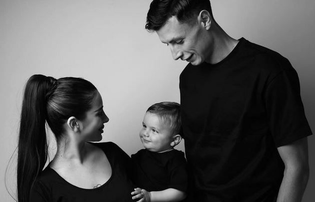 Anelova supruga objavila je porodične fotografije,  brojni prijatelji su im uputili komplimente u komentarima
