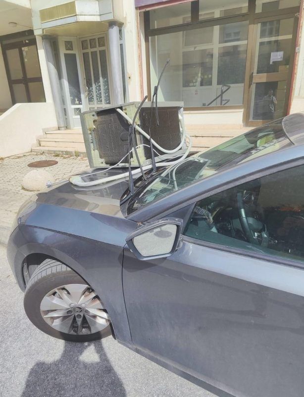 U Splitu na automobil bačena mašina za pranje suđa, da li je zbog tablica?
