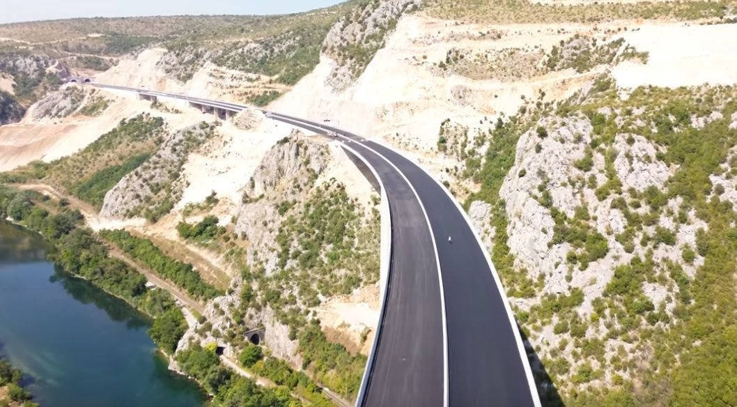 Most je jedinstven po tome što se sve četiri trake autoceste nalaze na jednoj konstrukciji