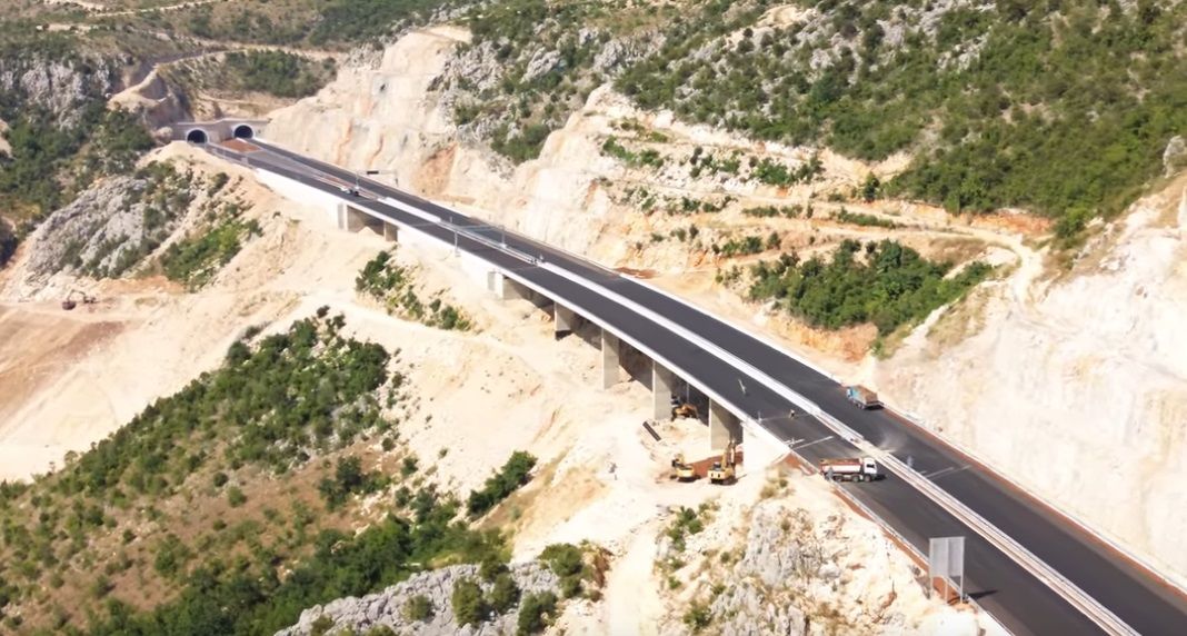 Most je jedinstven po tome što se sve četiri trake autoceste nalaze na jednoj konstrukciji