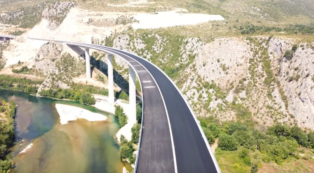 Most je jedinstven po tome što se sve četiri trake autoceste nalaze na jednoj konstrukciji
