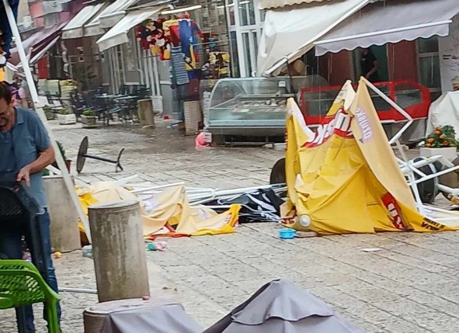 Vjetar je sa sobom nosio stolove, stolice i suncobrane u jednom ugostiteljskom objektu blizini Starog mosta.