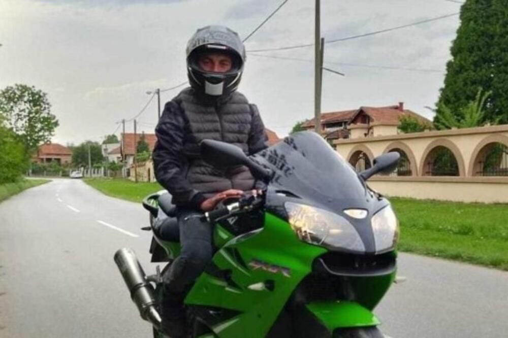 Navodno, tijelom je udario u bager, koji je bio parkiran pored puta. Sumnja se da je bajker vozio neprilagođenom brzinom i da je i ona doprinjela nesreći