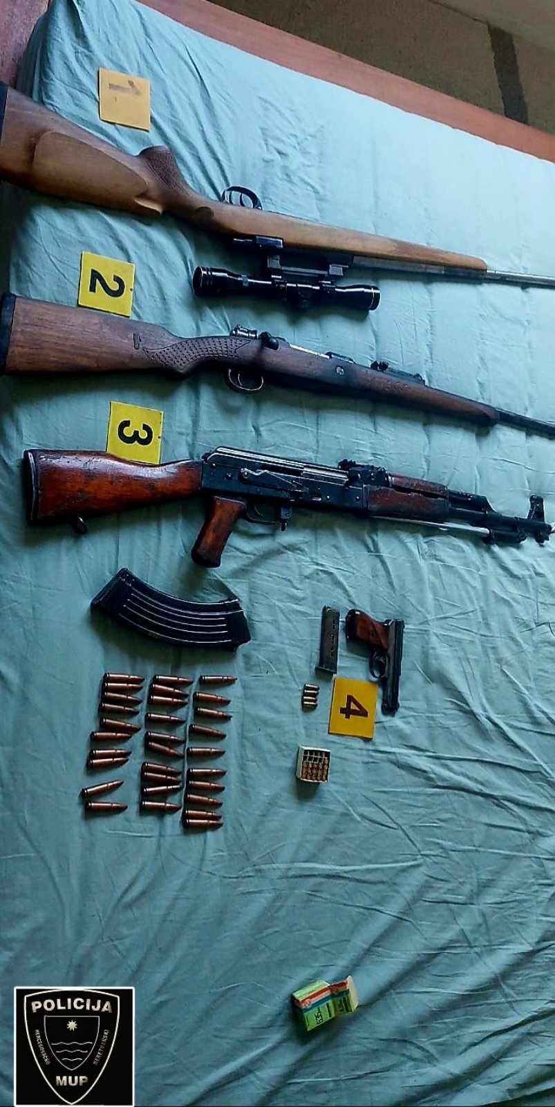 Od muškarca iz Mostara oduzet arsenal oružja i droga: Uhapšen je
