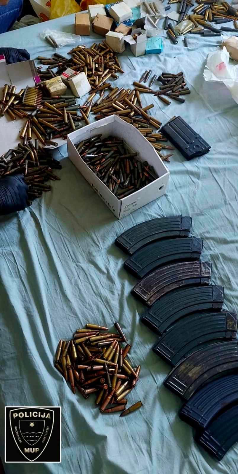 Od muškarca iz Mostara oduzet arsenal oružja i droga: Uhapšen je