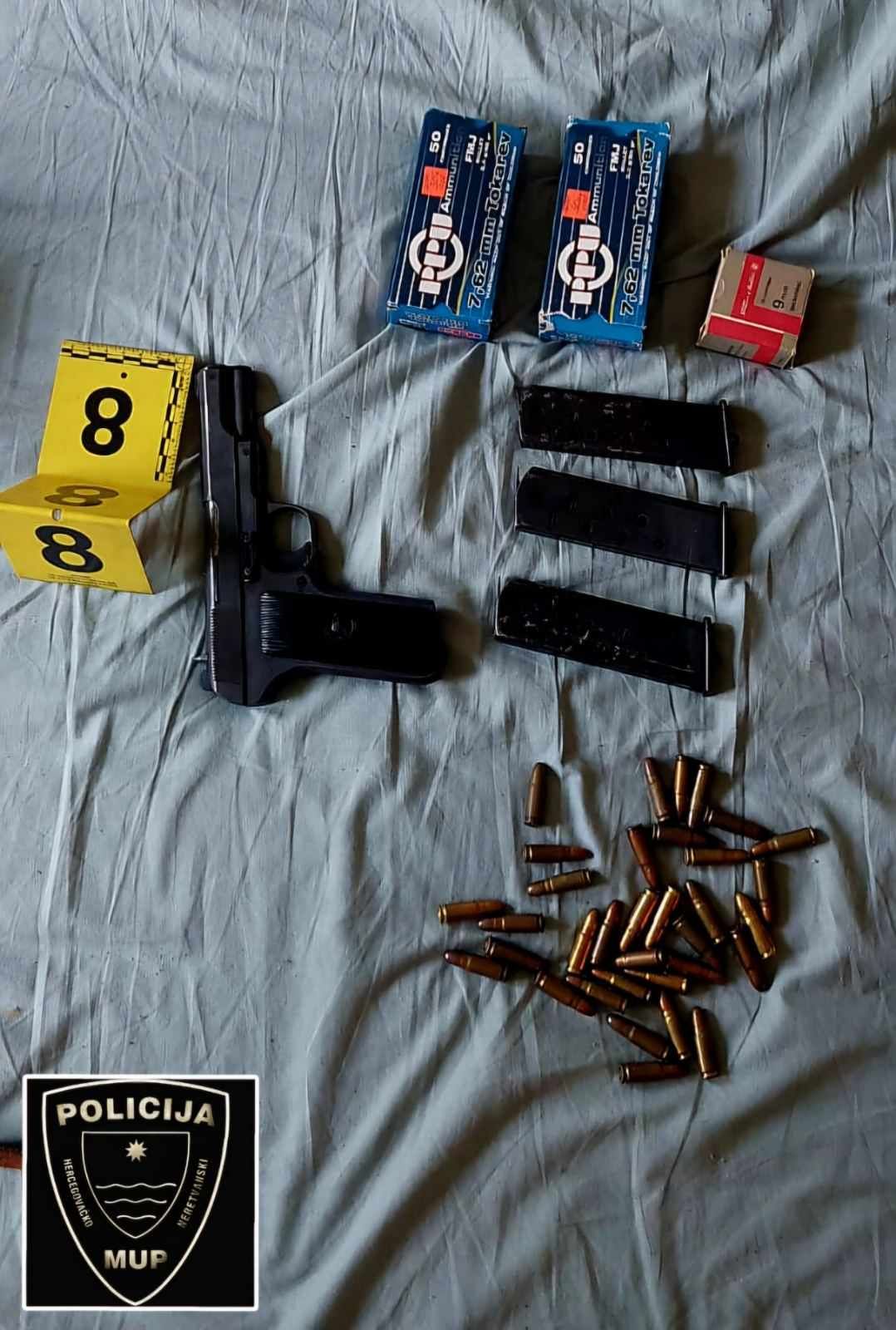 Od muškarca iz Mostara oduzet arsenal oružja i droga: Uhapšen je