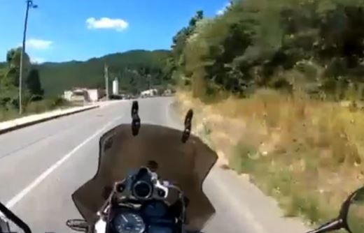 Video snimak sa puta u Srbiji zabilježen kamerom jednog motocikliste ljudi gledaju sa jezom, a sve zbog opasne situacije sa kojima se ovaj tip vozača sreće gotovo svakoga dana