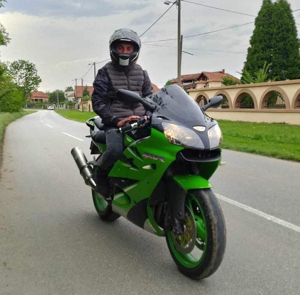 Kazaljka na cajgeru stala na 180! Djevojka se zakucala u motor, mladić odletio na bager!