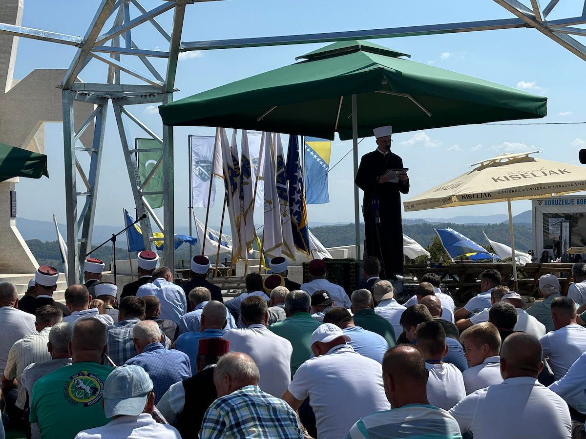 Najprije, ispravno razumijevanje ibadeta u islamu najjasnije nam pomaže da razumijemo mudrost i nužnost vjerovanja u Jednog i Vječnog Stvoritelja svih svjetova, kazao je on