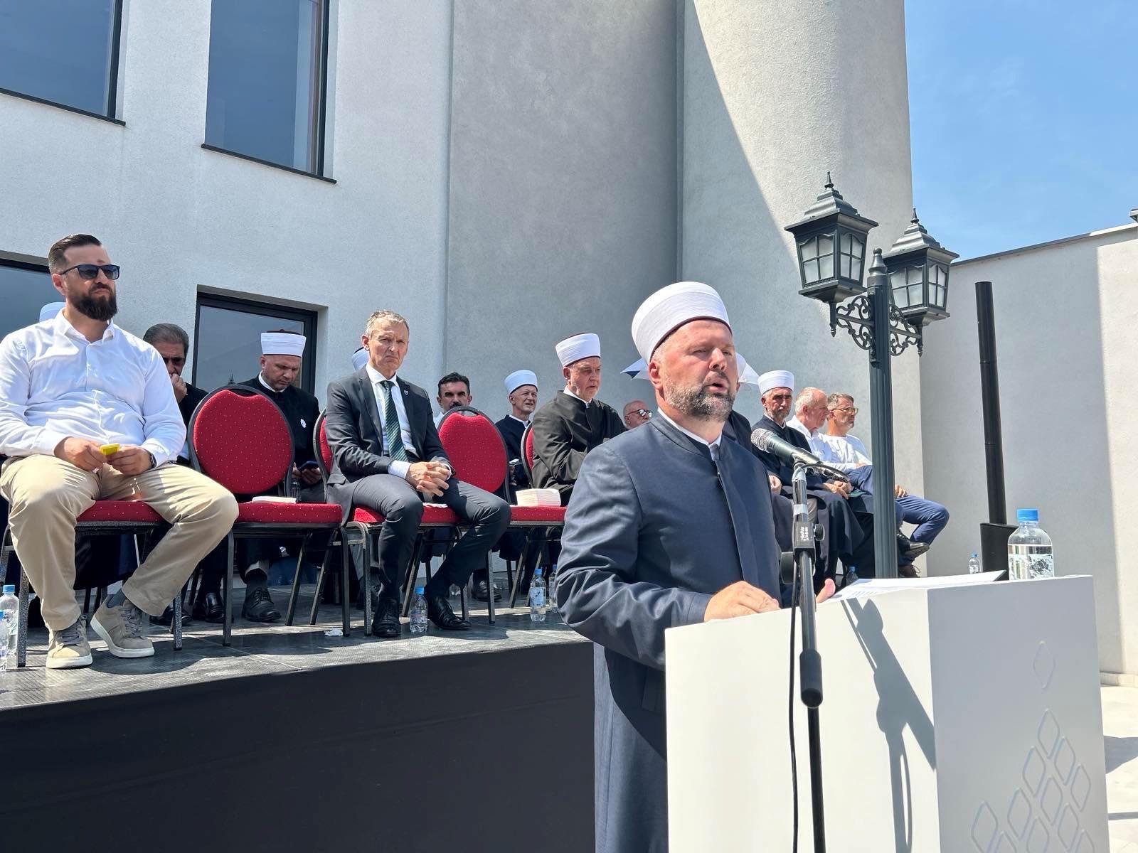 Danas je dosanjan taj višedecenijski san, da se iz prostora skučene stare džamije, ovaj džemat i ovaj kraj presele u džamiju kakvu zaslužuju, dodao je muftija