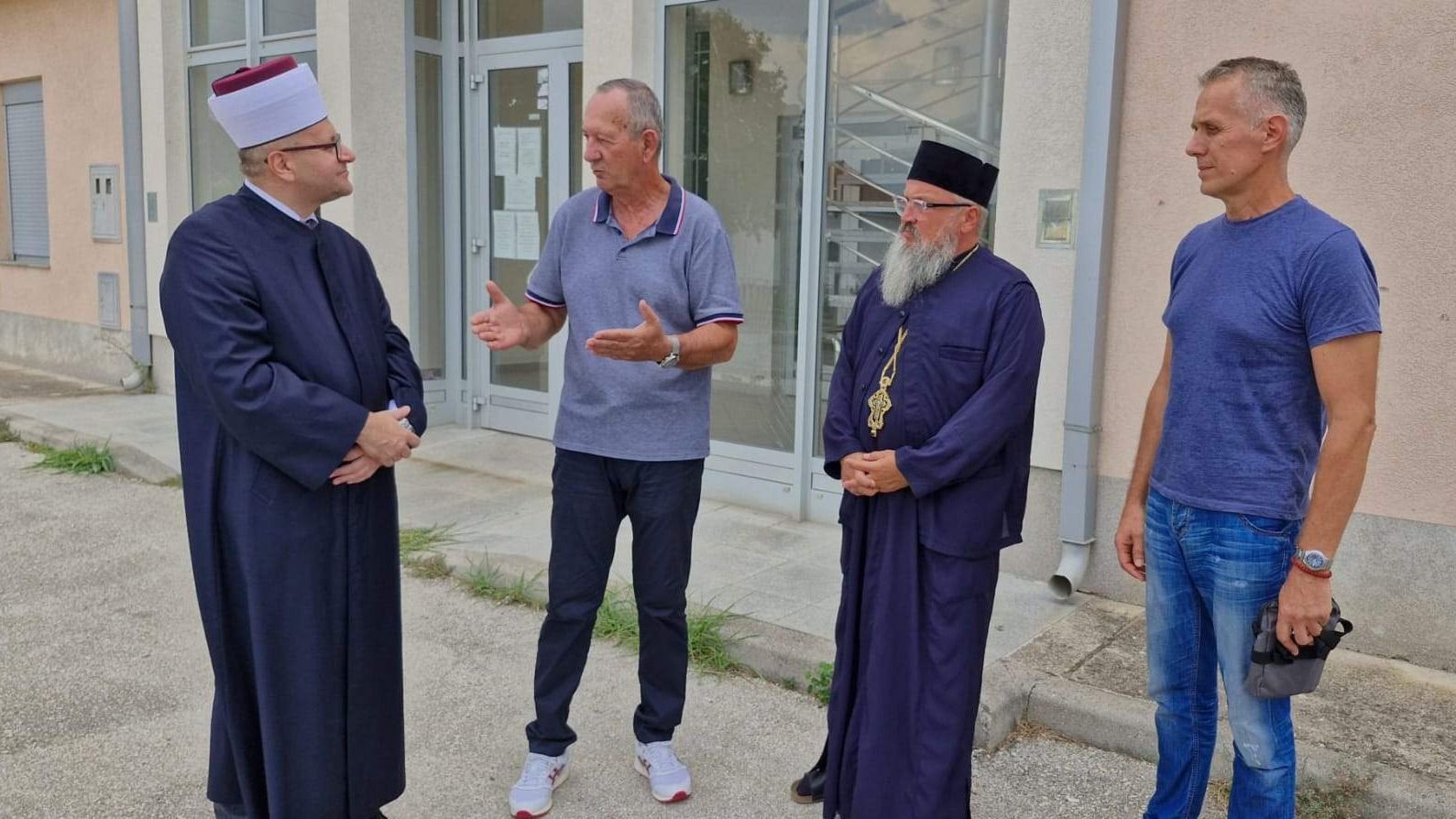 Muftija i iguman uputili su riječi ohrabrenja stanovnicima, posebno apelujući na nadležne organe sigurnosti da poduzmu mjere