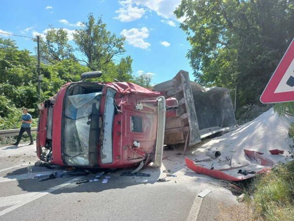 Policijski službenici se nalaze na terenu gd‌je je u toku obavljanje uviđaja