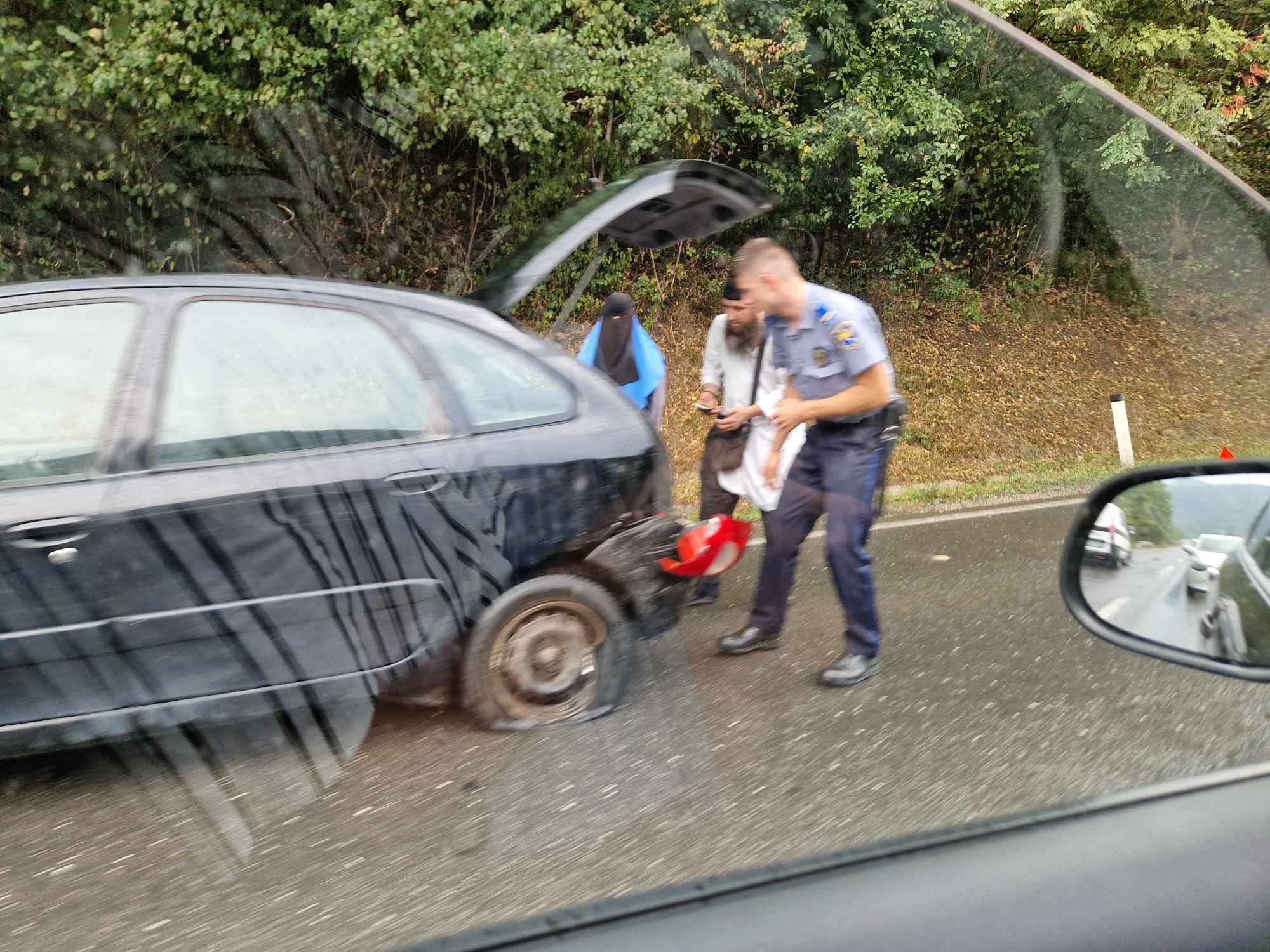 Kolovoz je mokar zbog kiše koja je pala u poslijepodnevnim satima, i saobraćanje je zbog toga otežano.