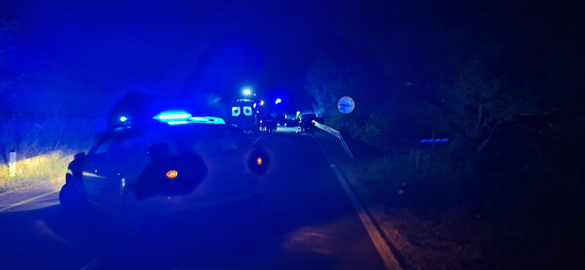 Kako se vidi na fotografijama koje je objavilo Vatrogasno društvo Ribnika na Facebook stranici, do nesreće je došlo kada se automobil zabio u zaštitnu ogradu pored ceste