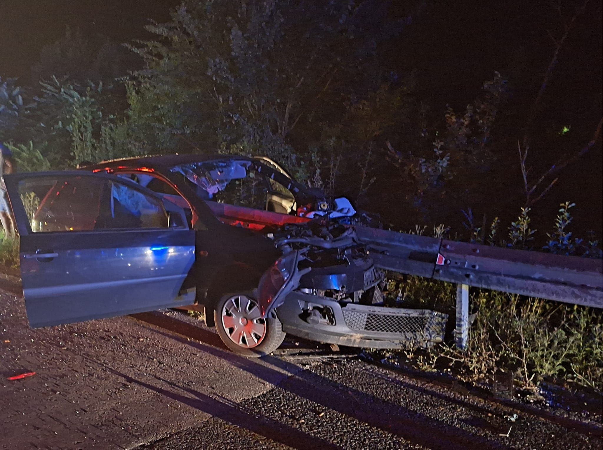 Kako se vidi na fotografijama koje je objavilo Vatrogasno društvo Ribnika na Facebook stranici, do nesreće je došlo kada se automobil zabio u zaštitnu ogradu pored ceste