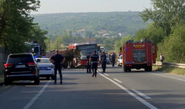 Poginula je jedna muška osoba, dok je za sada 14 osoba prevezeno u Urgentni centar