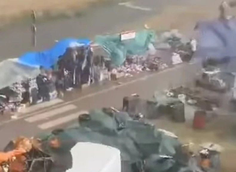 Inventar sa vašara vjetar je razbacao svuda, a na snimku se vide ljudi koji užurbano ulaze u auta kako bi se sačuvali od nevremena