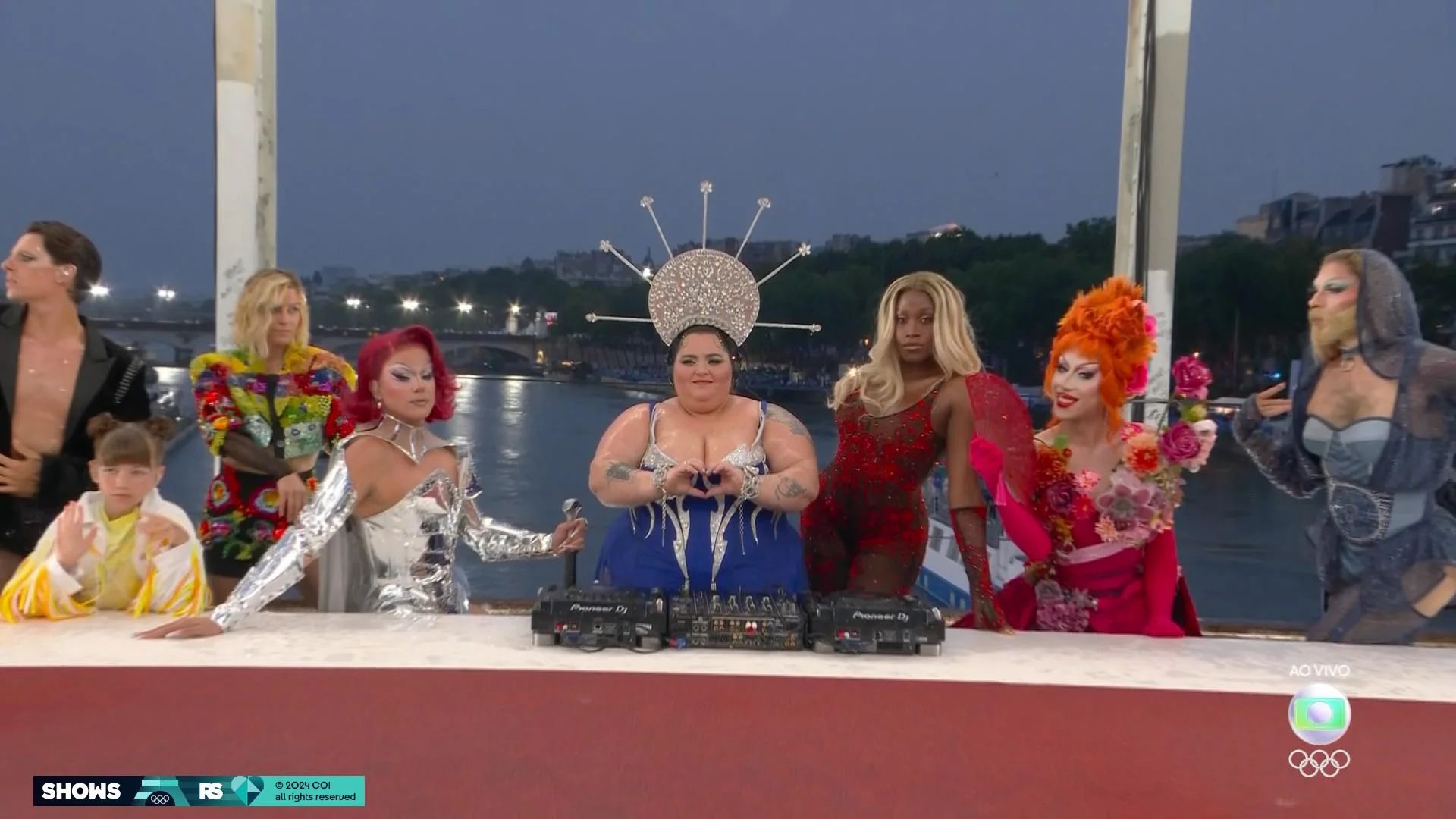 Također je napisala da ove poruke nadilaze umjetničku kritiku i da je gnusno to što izjednačavaju drag performans s pedofilijom.