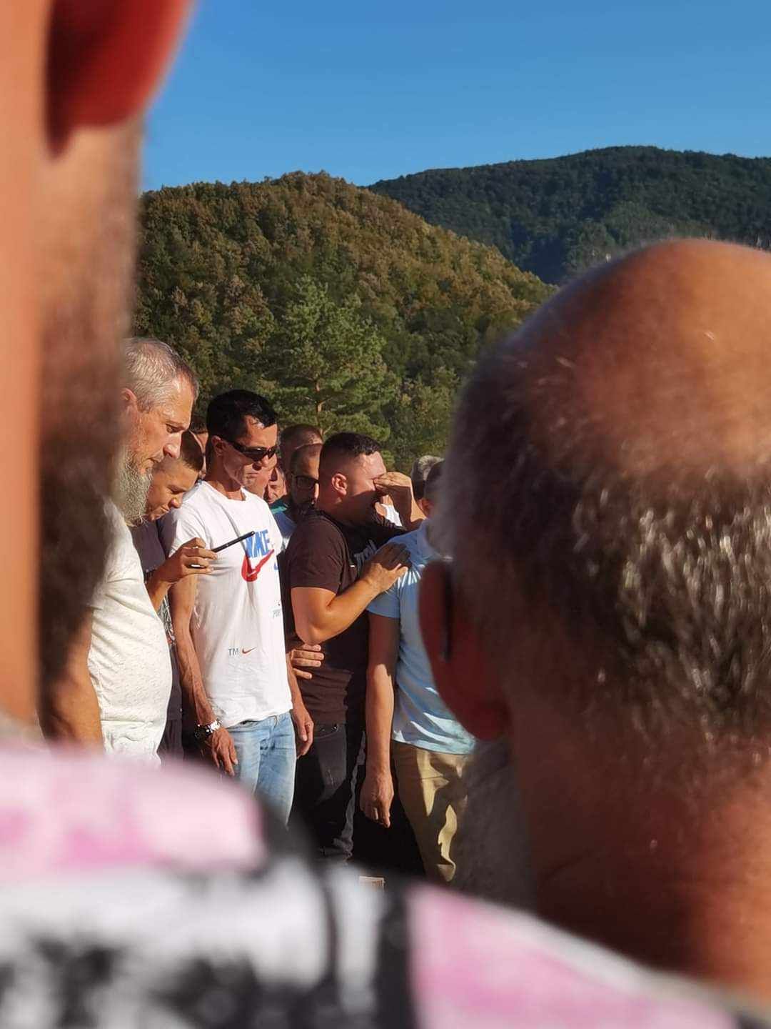 Nikad tužniji snimci iz Zavidovića: Ispratili su svog Rijada...