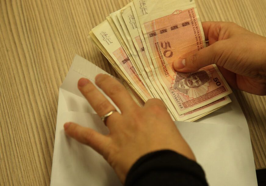Slaba konkurencija. Sve neekonomičniji i neefikasniji sistem. Mogućnost zloupotrebe. Vrtoglavi iznosi sklopljenih ugovora, koji završavaju u rukama moćnika.