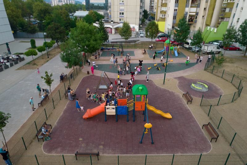 Igralište je sada površinski veće nego što je bilo ranije, ima više sadržaja za djecu i ograđeno je, rekao je Efendić