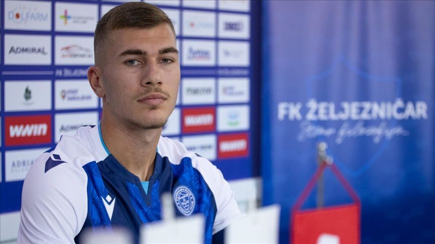 Igrao je za mlađe selekcije Partizana, Voždovca i Teleoptika