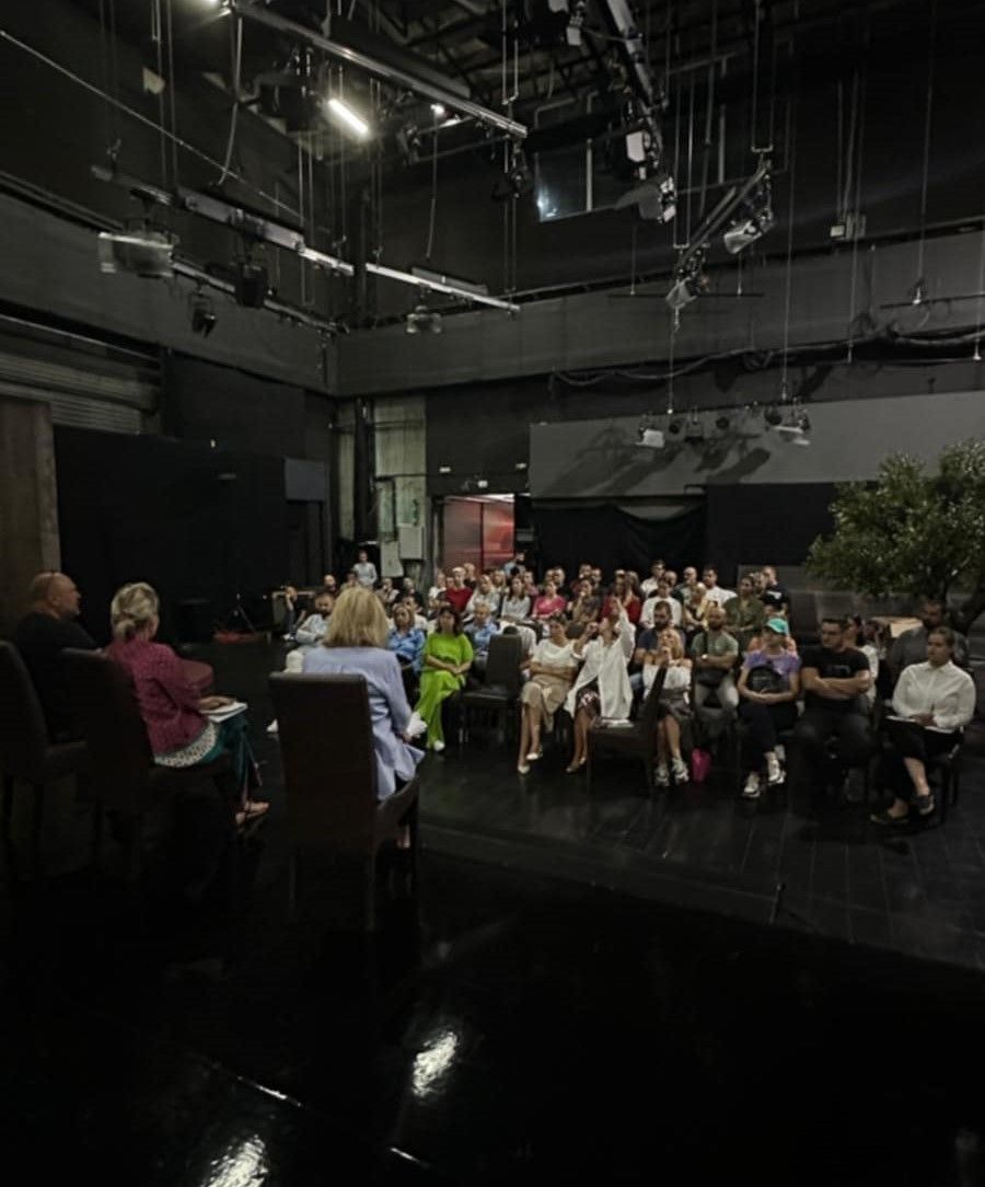 Radionice obuhvataju razne aspekte digitalne komunikacije, tehničke ispravnosti rada, te sveobuhvatnog pristupa informisanju i pričanju televizijskih priča