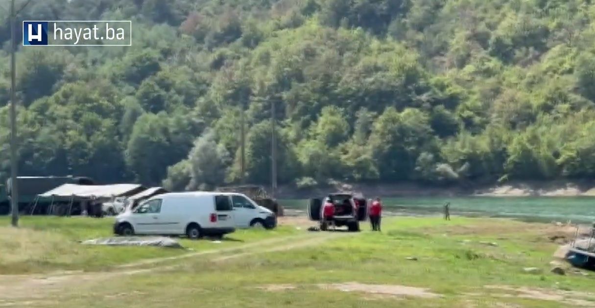 Sve nadležne službe su odmah upućene na teren, radi utvrđivanja okolnosti pada helikoptera.