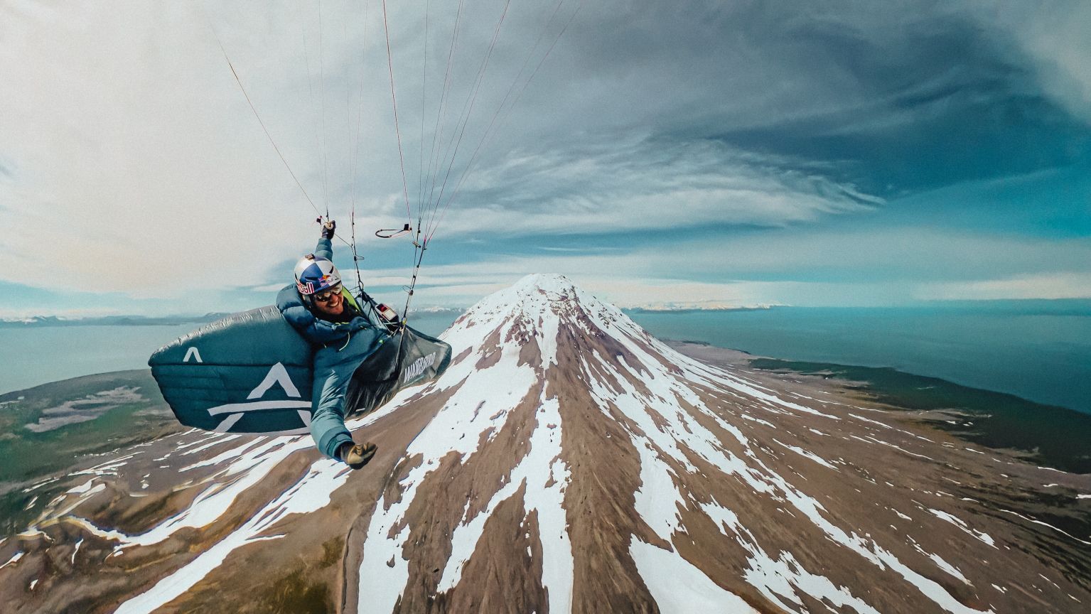 Paul Guschlbauer u nevjerovatnoj ekspediciji paraglajderom iznad vulkana na Aljasci