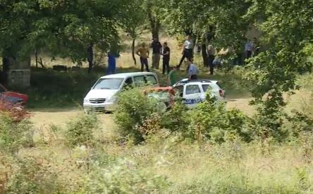 Prvo su reagovali mještani susjednog sela koji su se okupili oko kuće iz koje je napadao muškarac