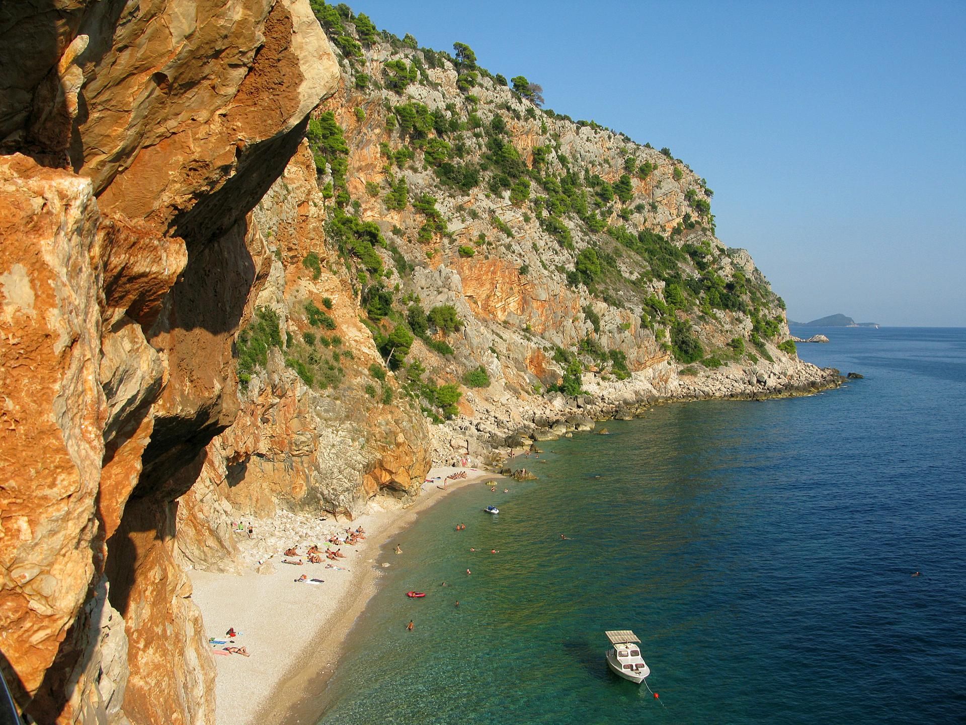 Ova skrovita plaža često se nalazi na popisima najboljih europskih destinacija zahvaljujući svom jedinstvenom izgledu jer se doslovno nalazi ispod visokih stijena