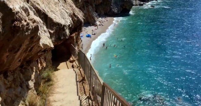 Ova skrovita plaža često se nalazi na popisima najboljih europskih destinacija zahvaljujući svom jedinstvenom izgledu jer se doslovno nalazi ispod visokih stijena