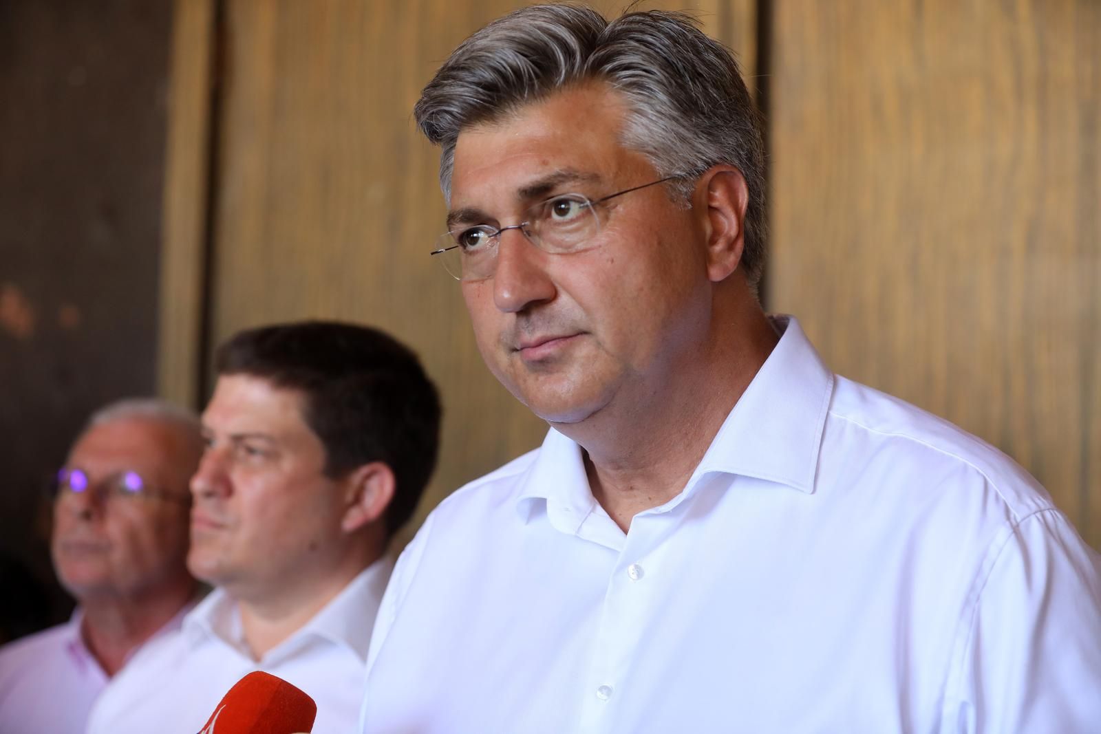 Na pitanje zašto je čekao pet dana s reakcijom na tu tragediju, Plenković je rekao da je to "njihova normalna komunikacija"