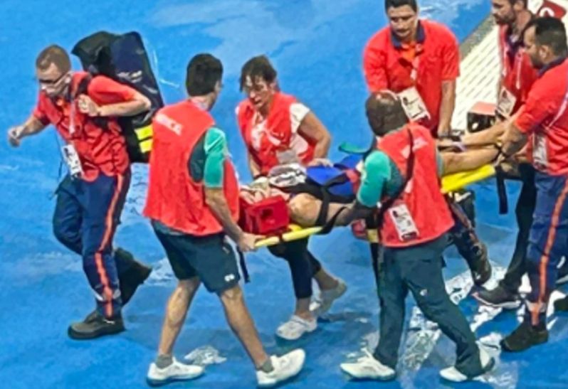 Potočka se srušila dok je izlazila iz vode, a odmah ju je okružila grupa medicinskih radnika.