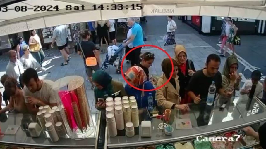 Turisti su često na meti džeparoša, koji vrebaju svaku priliku, a naročito u situacijama kao što je ova