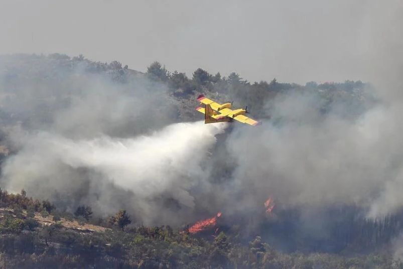 Osim vatrogasaca na terenu su u četiri kanadera te jedan air tractor