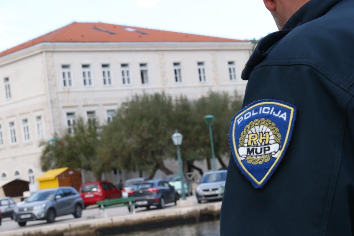 Osim nje, povrijeđene su još četiri osobe od kojih je troje djece a koja su u trenutku naleta oko 23.40 sati bila uz nju.