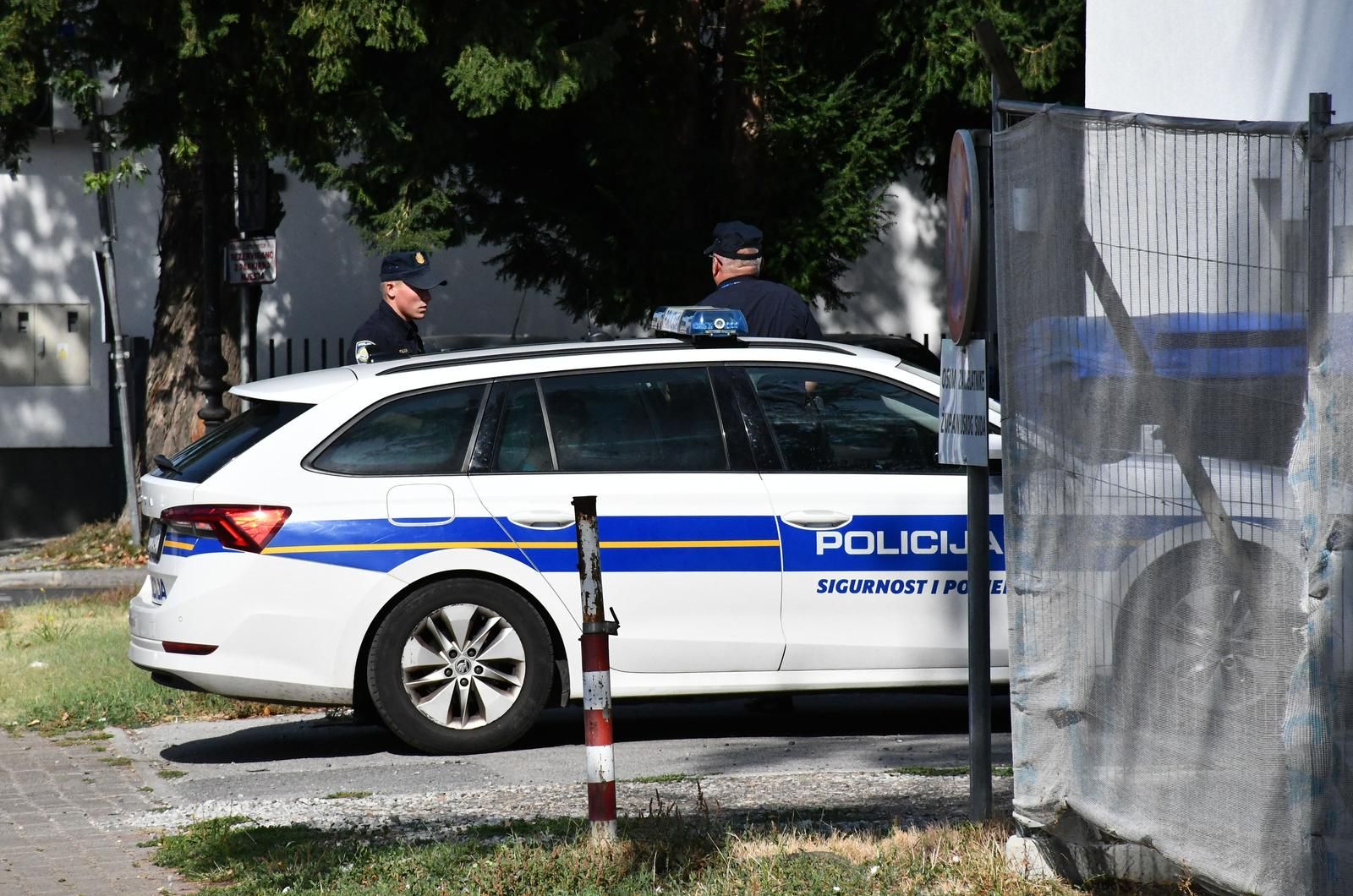 Prednjim dijelom automobila udario je u betonski stup ograde te u postavljene betonske žardinjere ispred porodične kuće