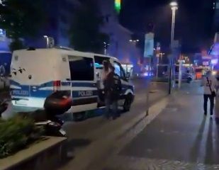 Solingen se nalazi u njemačkoj saveznoj pokrajini Sjeverna Rajna-Vestfalija, na granici s Nizozemskom