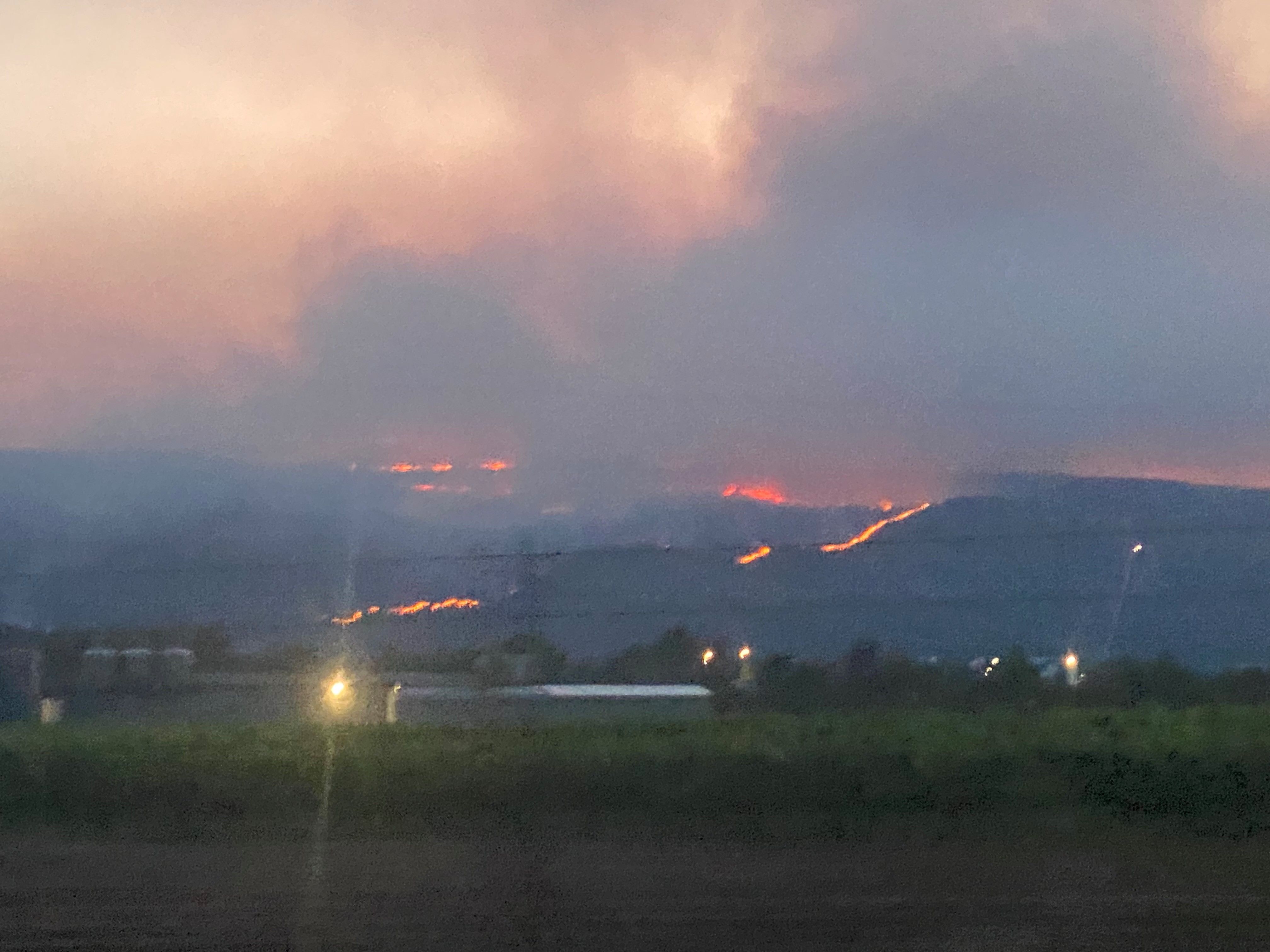 Vatrogasci pokušavaju sačuvati kuće                                                                                          