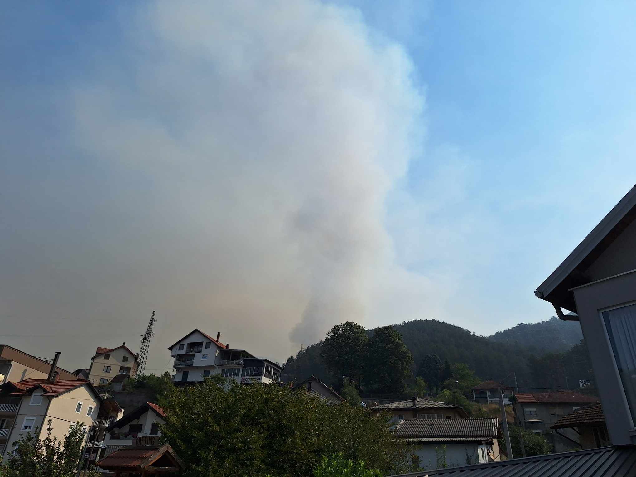 Vatrena stihija  gori iznad ovog grada i širi se gust dim, a automobili su prekriveni pepelom.