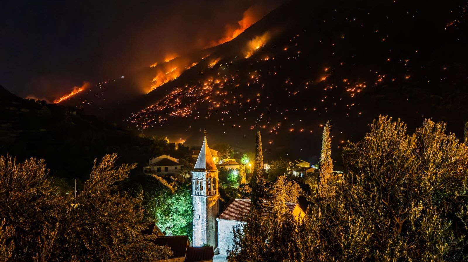 Požar je buknuo u ponedjeljak navečer nakon udara groma te se u utorak, uz puhanje maestrala ponovo razbuktao