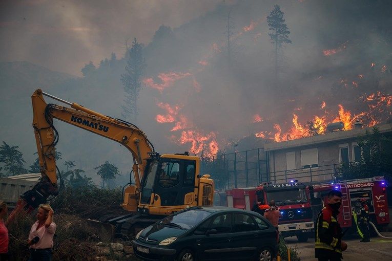 Situacija je vrlo ozbiljna, plamen je ušao među kuće u sjevernom dijelu Žrnovnice 