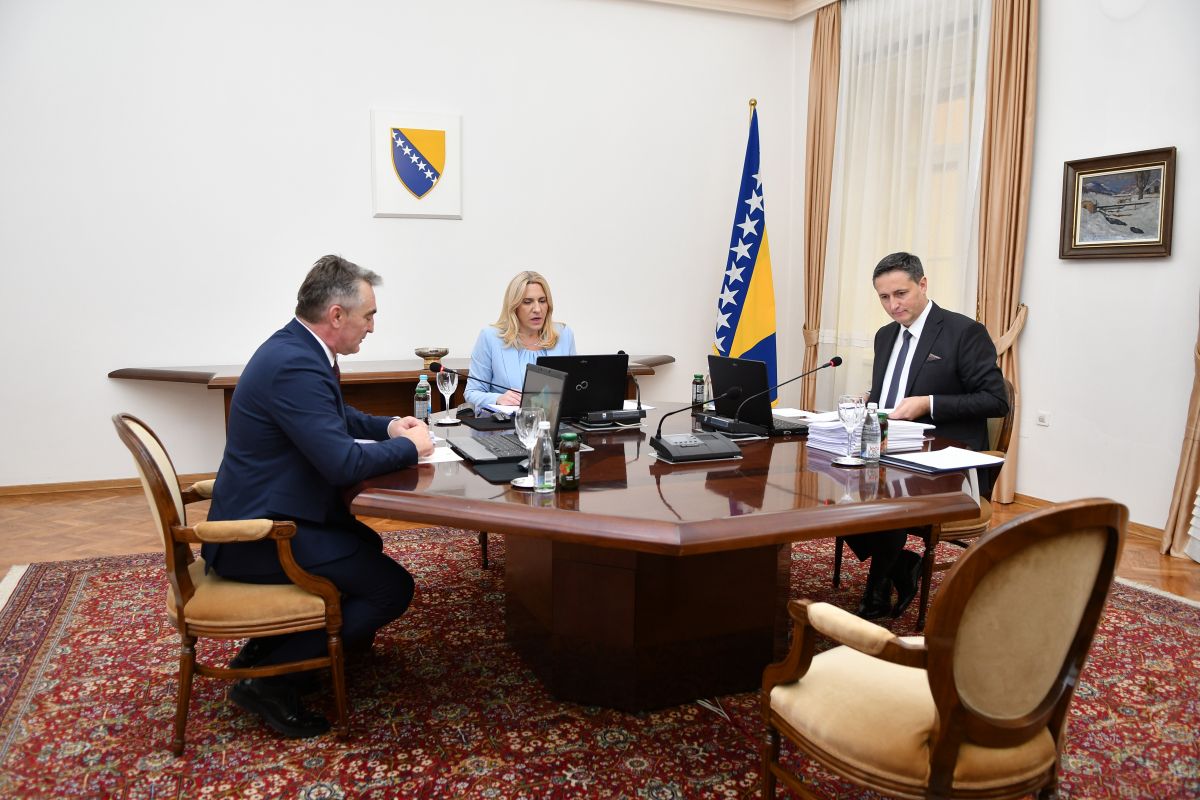 U Službenom listu BiH objavljene su Izmjene i dopune Poslovnika o radu Predsjedništva BiH koje podrazumjevaju izmjenu člana koji se odnosi na sazivanje vanrednih sjednica